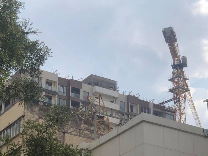 В Баку возбуждено уголовное дело в связи с обрушением подъемного крана
