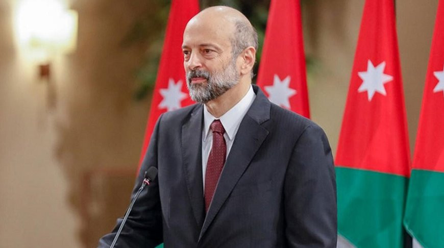 Король Иордании принял отставку правительства Омара Раззаза
