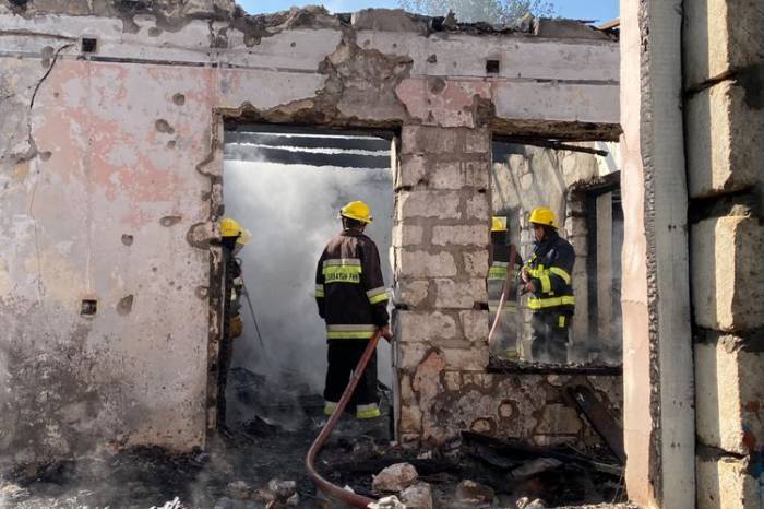 Снаряд, выпущенный армянскими ВС, вызвал пожар в частном доме - ФОТО - ВИДЕО
