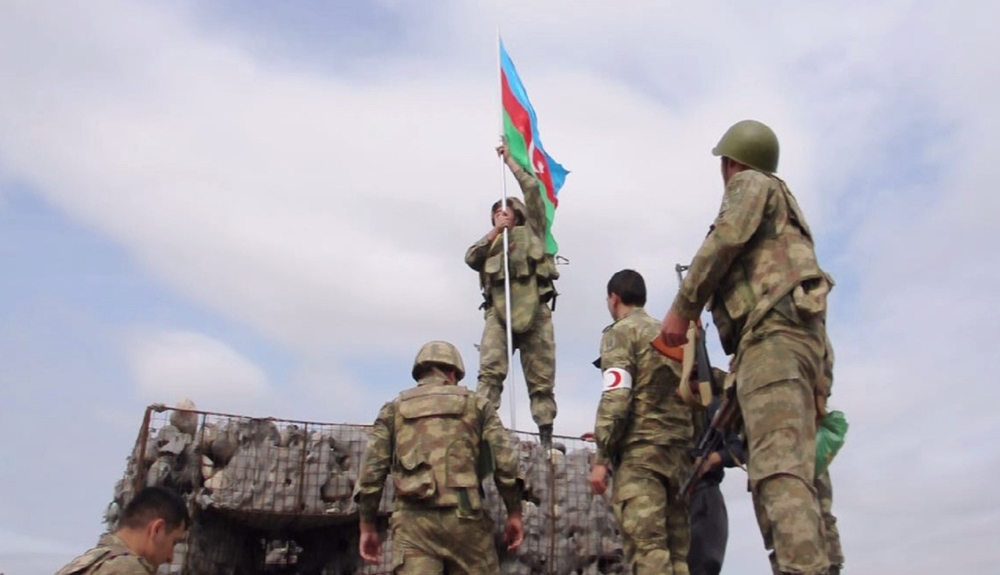 На том посту, где Мубариз Ибрагимов уничтожил противников, водружен флаг Азербайджана
