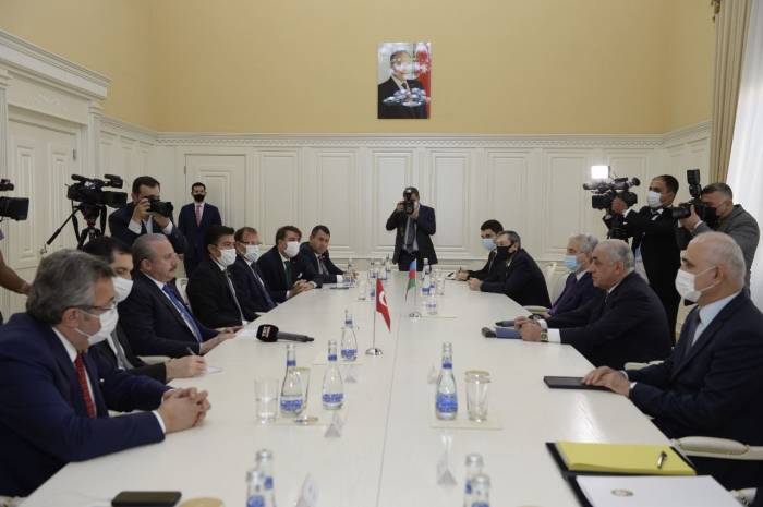 Премьер-министр Азербайджана встретился с делегацией во главе со спикером парламента Турции