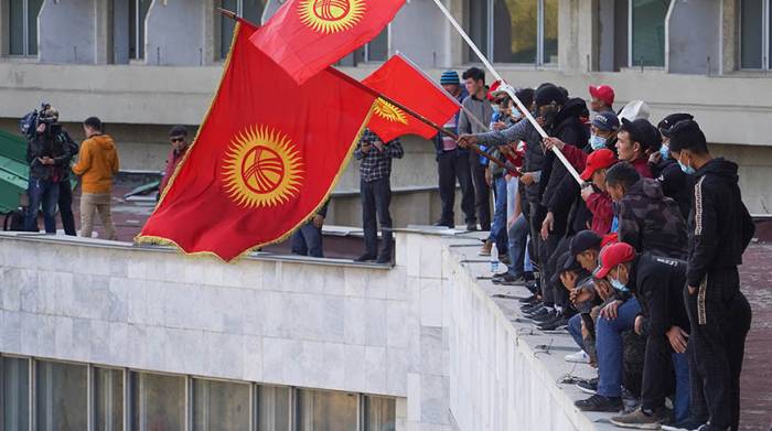 Парламент Кыргызстана отменил в Бишкеке режим ЧП
