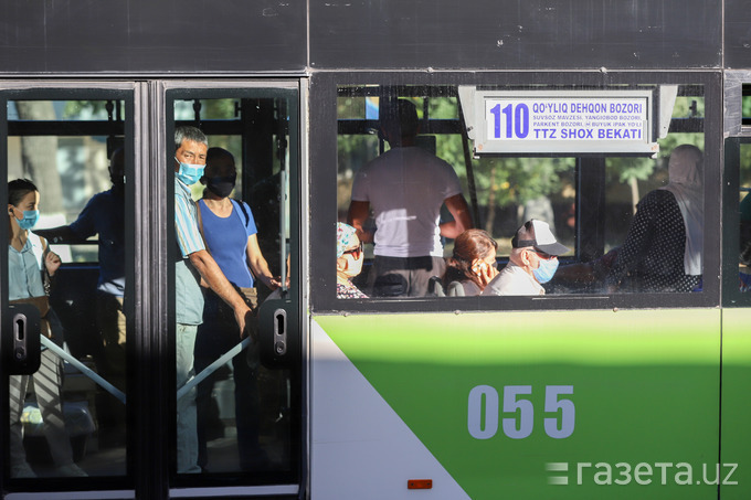 Перчатки стали обязательными в общественном транспорте Ташкента