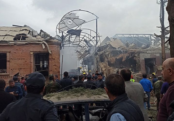 Завершены поисково-спасательные работы в разрушенном ракетой здании в Гяндже
