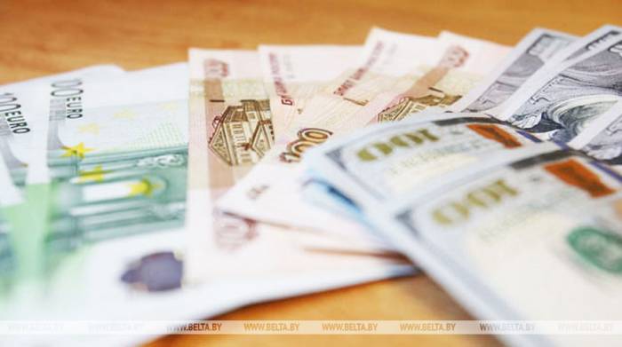 Доллар и российский рубль на торгах 14 октября подорожали, евро подешевел
