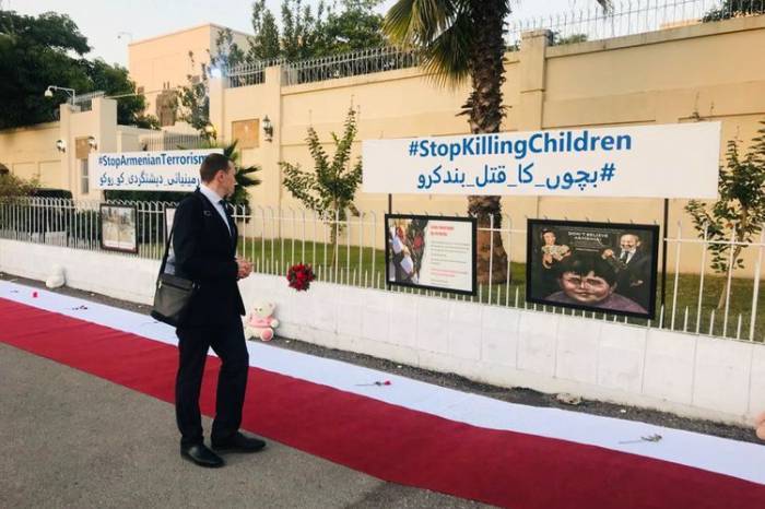 Перед зданием посольства Азербайджана в Пакистане создан уголок о жертвах армянского террора - ФОТО