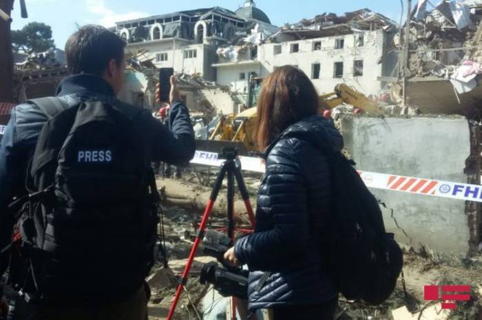 Представители BBC, Аль-Джазиры, France 24 и других СМИ побывали в Гяндже на территории, подвергшейся ракетному обстрелу армян
