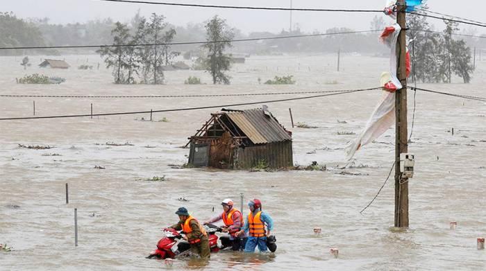 Число жертв наводнений во Вьетнаме возросло до 105
