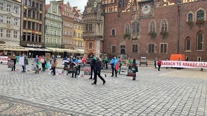 Азербайджанцы Польши провели акцию в знак протеста против армянского террора