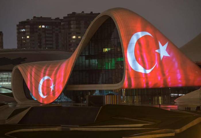 Центр Гейдара Алиева окрасился в цвета флага Турции - ФОТО
