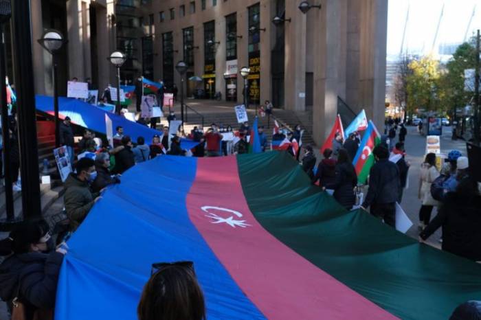 В Канаде проведено шествие в знак протеста против совершенных в Гяндже терактов
