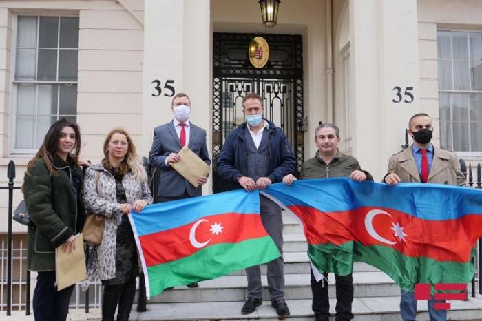 Проживающие в Британии азербайджанцы вручили благодарственные письма посольствам ряда стран в Лондоне