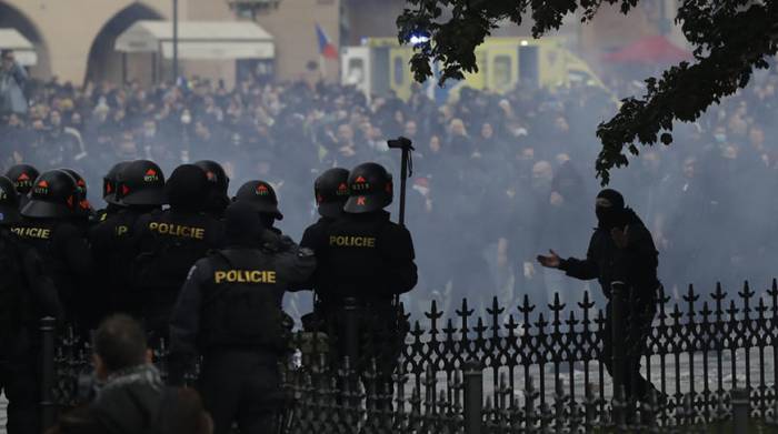 Протесты против COVID-ограничений прошли в Праге - более 100 человек задержаны
