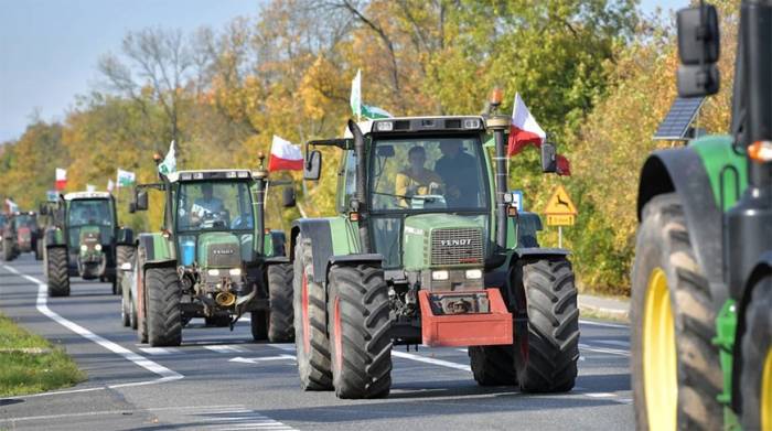 Протестующие фермеры блокируют дороги в Польше
