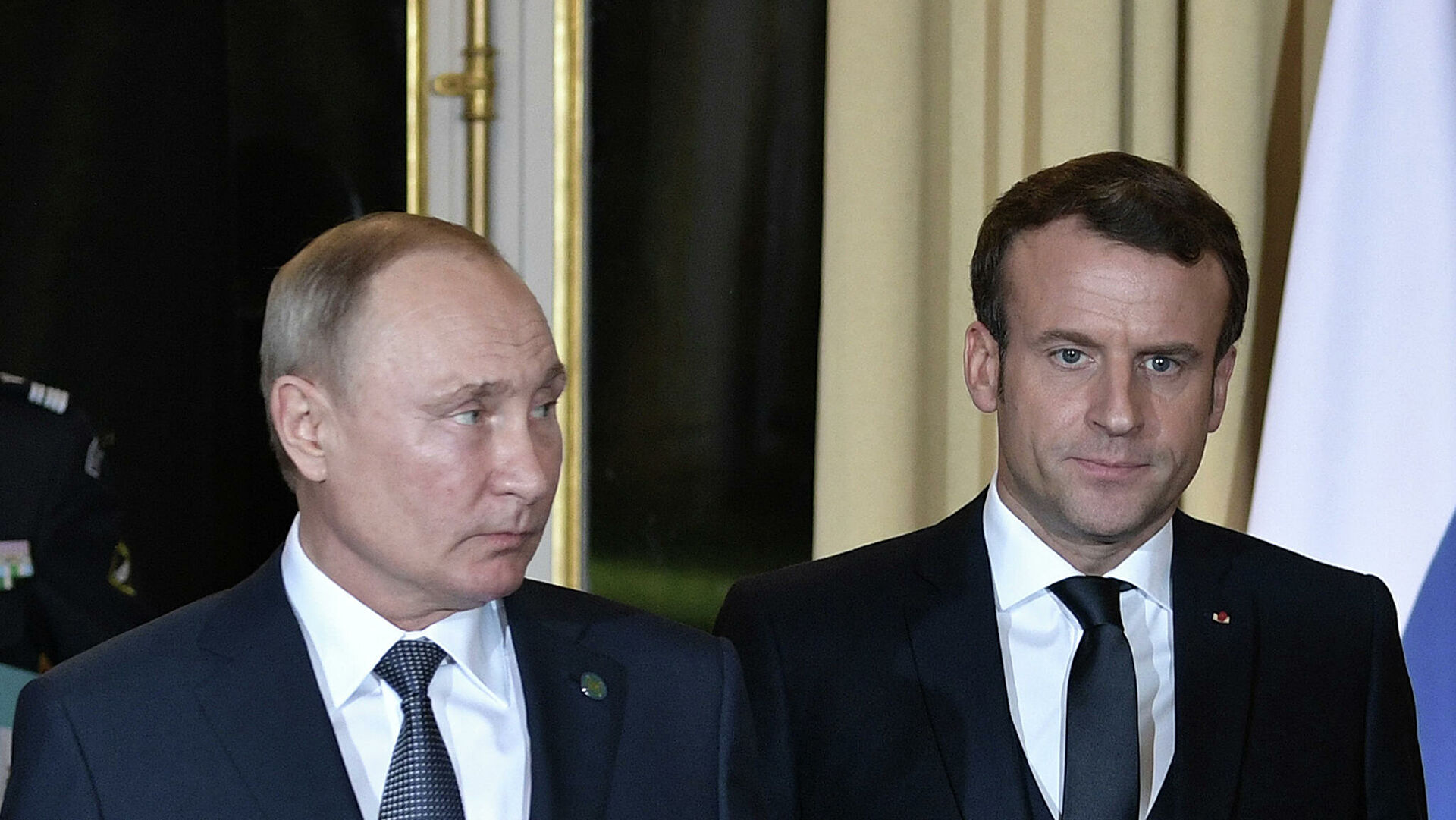 Путин и Макрон обсудили ситуацию в Нагорном Карабахе