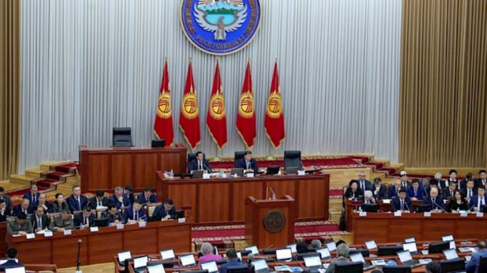 Парламент Киргизии в течение дня соберется на внеочередное заседание
