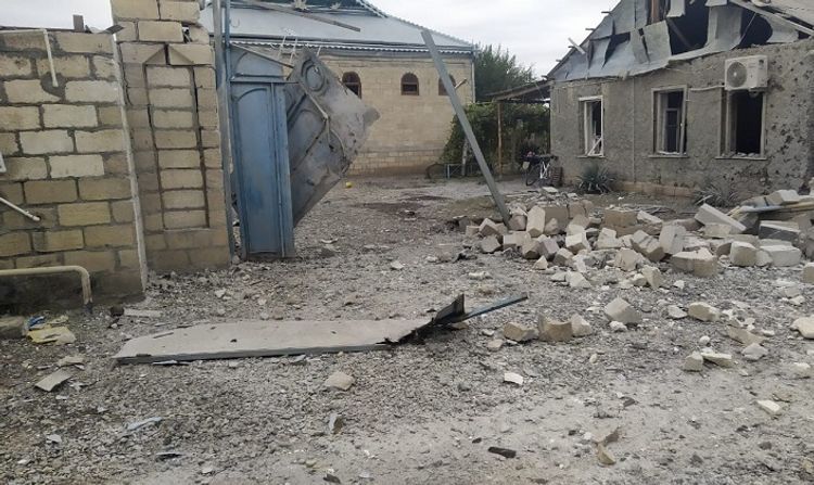 Выпущенные армянами снаряды попали в поселок вынужденных переселенцев в Тертере
