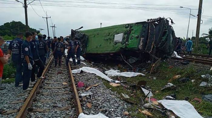 В Таиланде 20 человек погибли при столкновении поезда с автобусом
