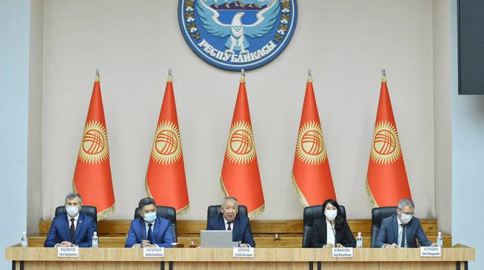Президент Кыргызстана подписал указ об отставке правительства и премьера
