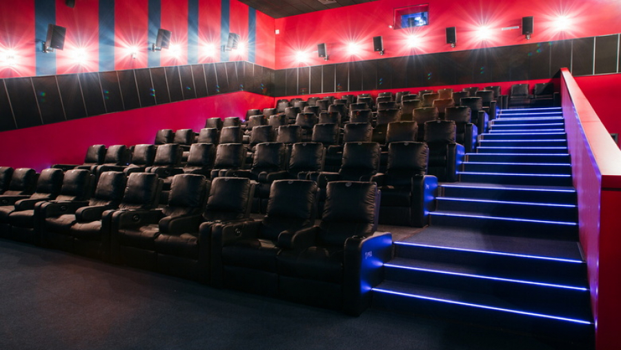Times: крупнейшая сеть кинотеатров в Британии закроется в связи с пандемией до 2021 года
