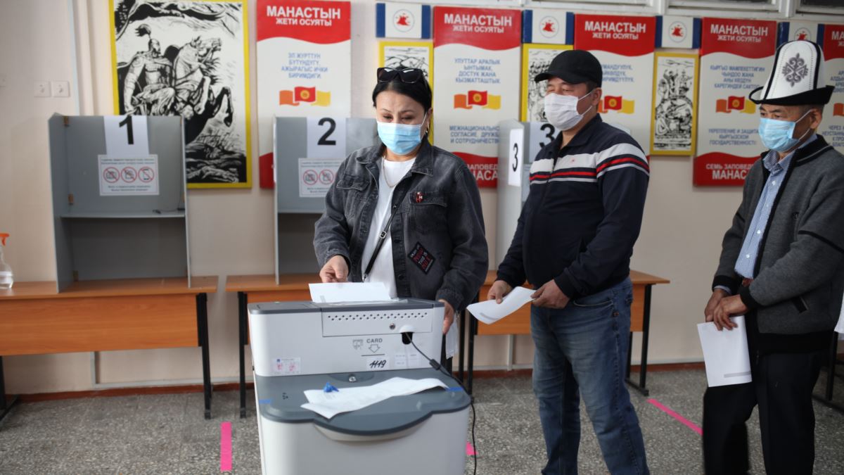 Барьер в 7% на выборах в Киргизии преодолели четыре партии
