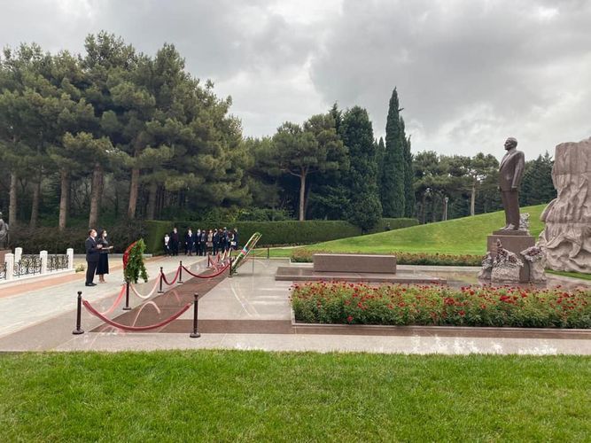 Главный омбудсмен Турции посетил могилу Гейдара Алиева
