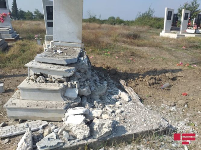 Выпущенные армянами артиллерийские и ракетные снаряды разрушили сельские кладбища в Агдаме и Тертере - ФОТО