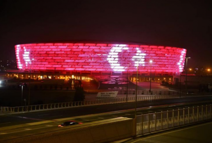 На фасаде Бакинского олимпийского стадиона спроецирован флаг Турции