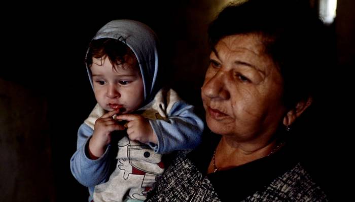 Попавшие под армянский обстрел в Тертере шестимесячный Фариз с бабушкой - корреспондент BBС