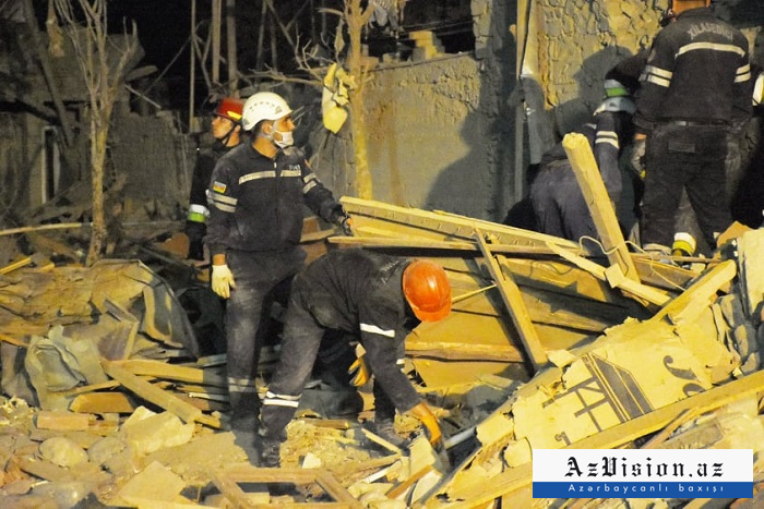 МЧС: В Гяндже из под завалов извлечены более 40 раненых и 12 тел погибших