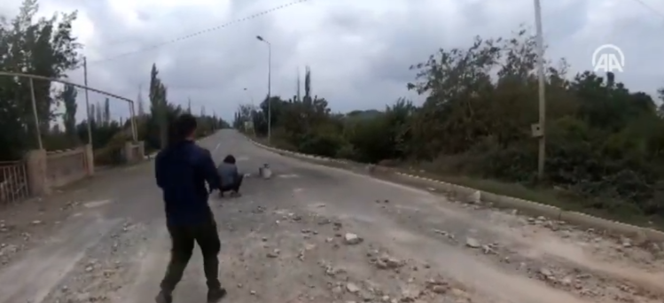 Армяне стреляют по азербайджанским журналистам - ВИДЕО
