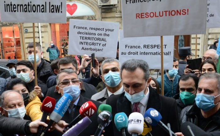 В  Баку перед посольством Франции проходит акция протеста