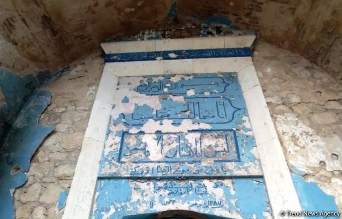 Пророческие слова из Корана на входе в чудом уцелевшую Агдамскую мечеть - ФОТО