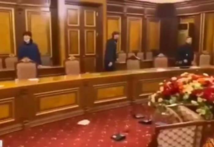 Жители Еревана разгромили зал совещаний здания правительства и двинулись к резиденции Пашиняна