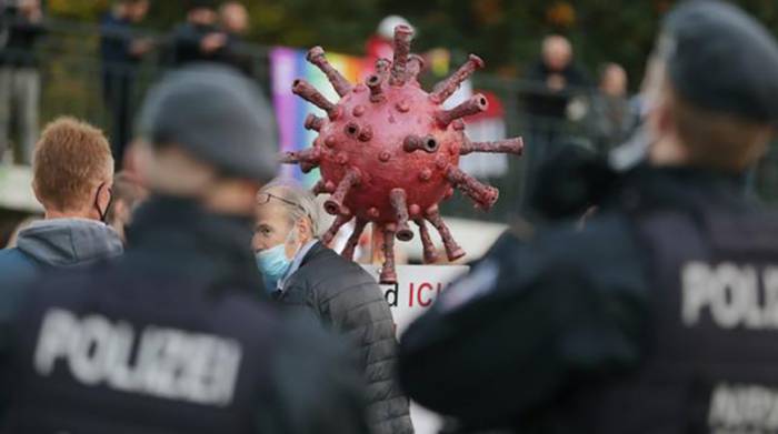 Тысячи людей в Германии вышли на акции против COVID-ограничений
