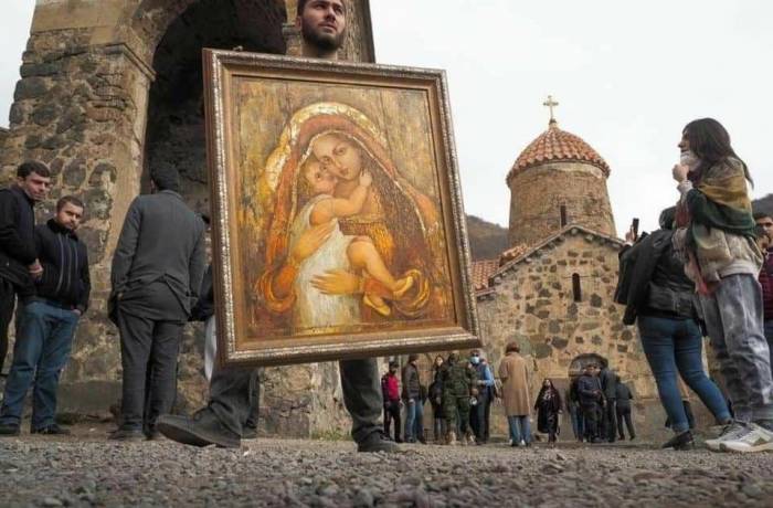 Покидающие Кельбаджар армяне разбирают по кирпичику албанский монастырь Худаван и вывозят ценные предметы в Армению