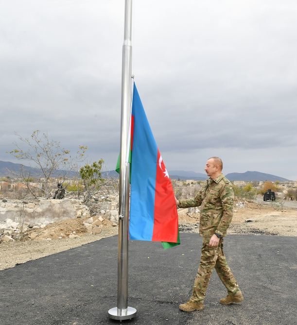 Президент Азербайджана Ильхам Алиев поднял флаг Азербайджана в Агдаме - ФОТО