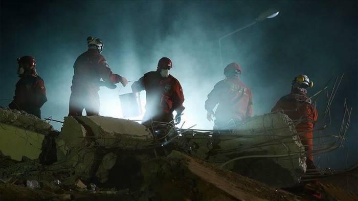 Число жертв землетрясения в Измире достигло 83
