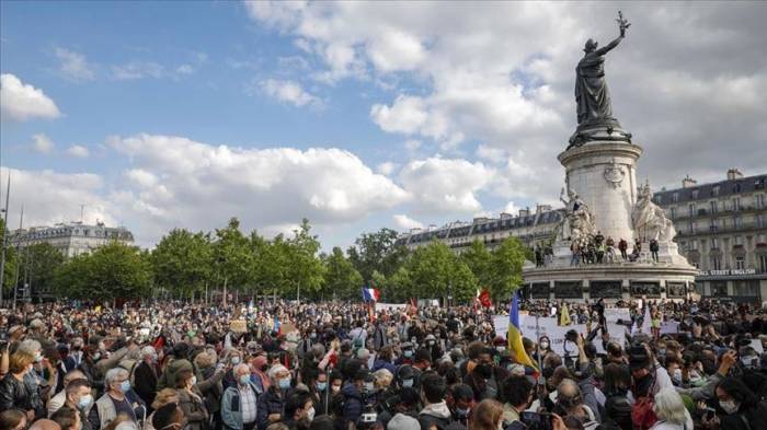 Во Франции доверие к властям упало до исторического минимума
