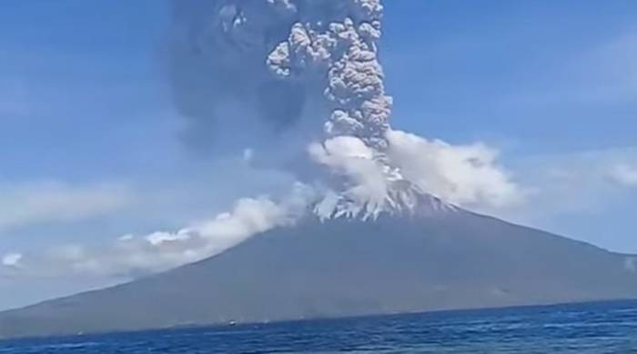 Сильное извержение вулкана в Индонезии попал на видео
