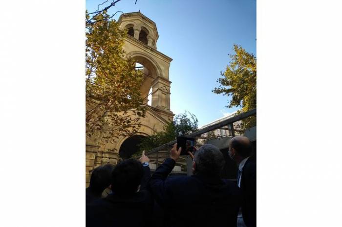 Французские депутаты побывали в армянской церкви в Баку – ФОТО
