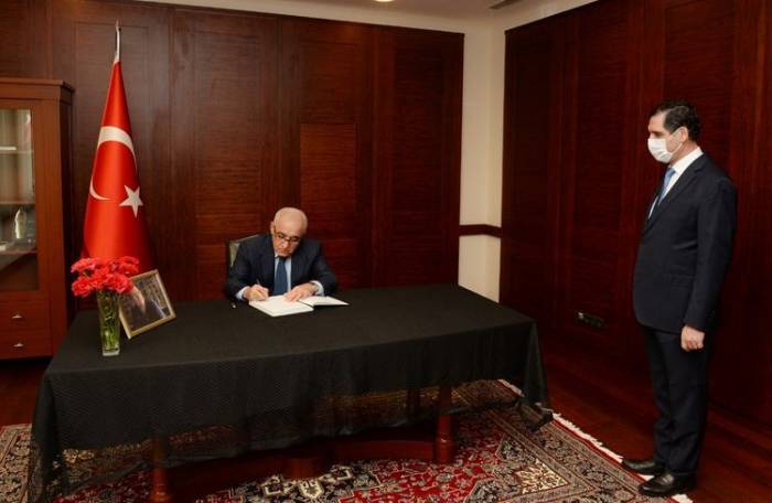 Али Асадов выразил соболезнования в посольстве Турции в связи с кончиной Месута Йылмаза
