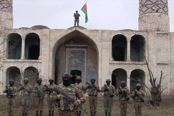 Азербайджанская армия водрузила азербайджанский флаг в Агдаме - ВИДЕО
