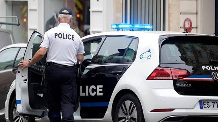 В Париже судят 4 полицейских, избивших темнокожего продюсера
