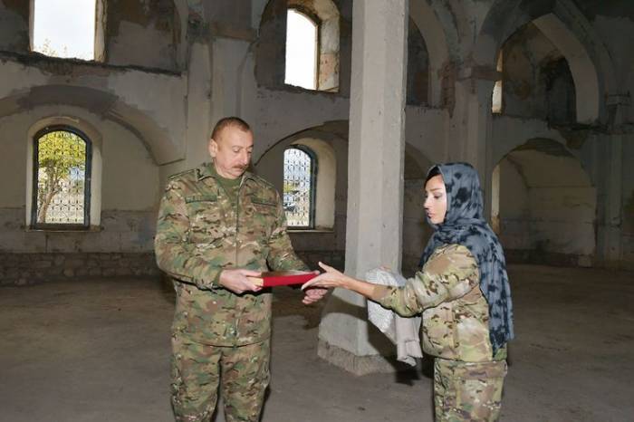 Ильхам Алиев подарил Агдамской мечети привезенный из Мекки Коран- ФОТО