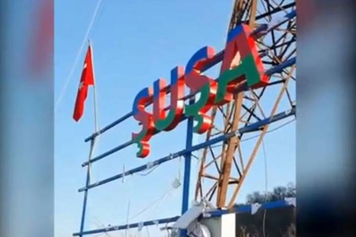 У въезда в Шушу установлена надпись «ŞUŞA» - ВИДЕО