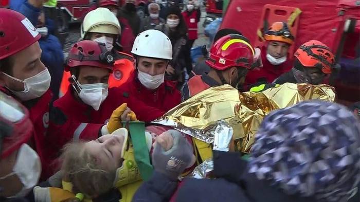 В Измире спустя 65 часов из-под завалов спасли 3-летнюю Элиф
