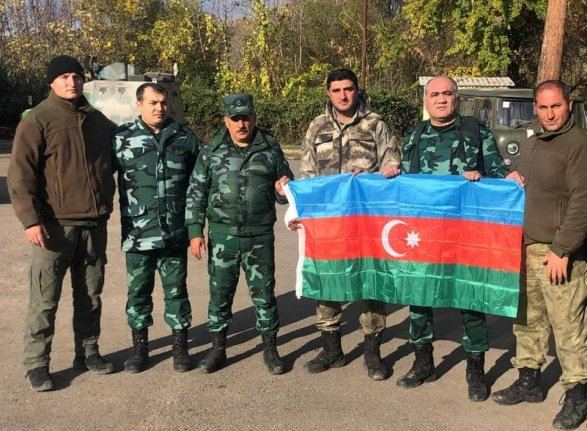 Фирдовси Умудов вручает воинам-освободителям флаг Азербайджана в Карабахе - ФОТО