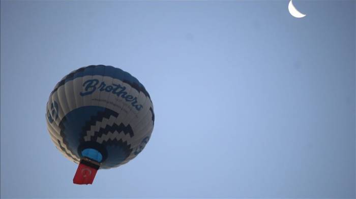 Небо над Каппадокией украсили воздушные шары с флагами Турции