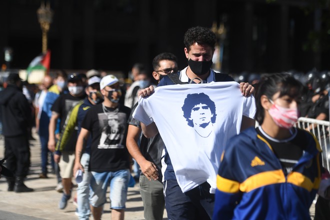 Церемонию прощания с Марадоной в аргентинском президентском дворце продлили на 3 часа